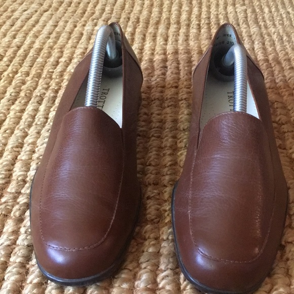 New Deanna flat by Trotters in tan - Picture 1 of 5